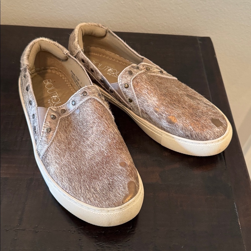 Like new Cowhide boutique by Corkys 7